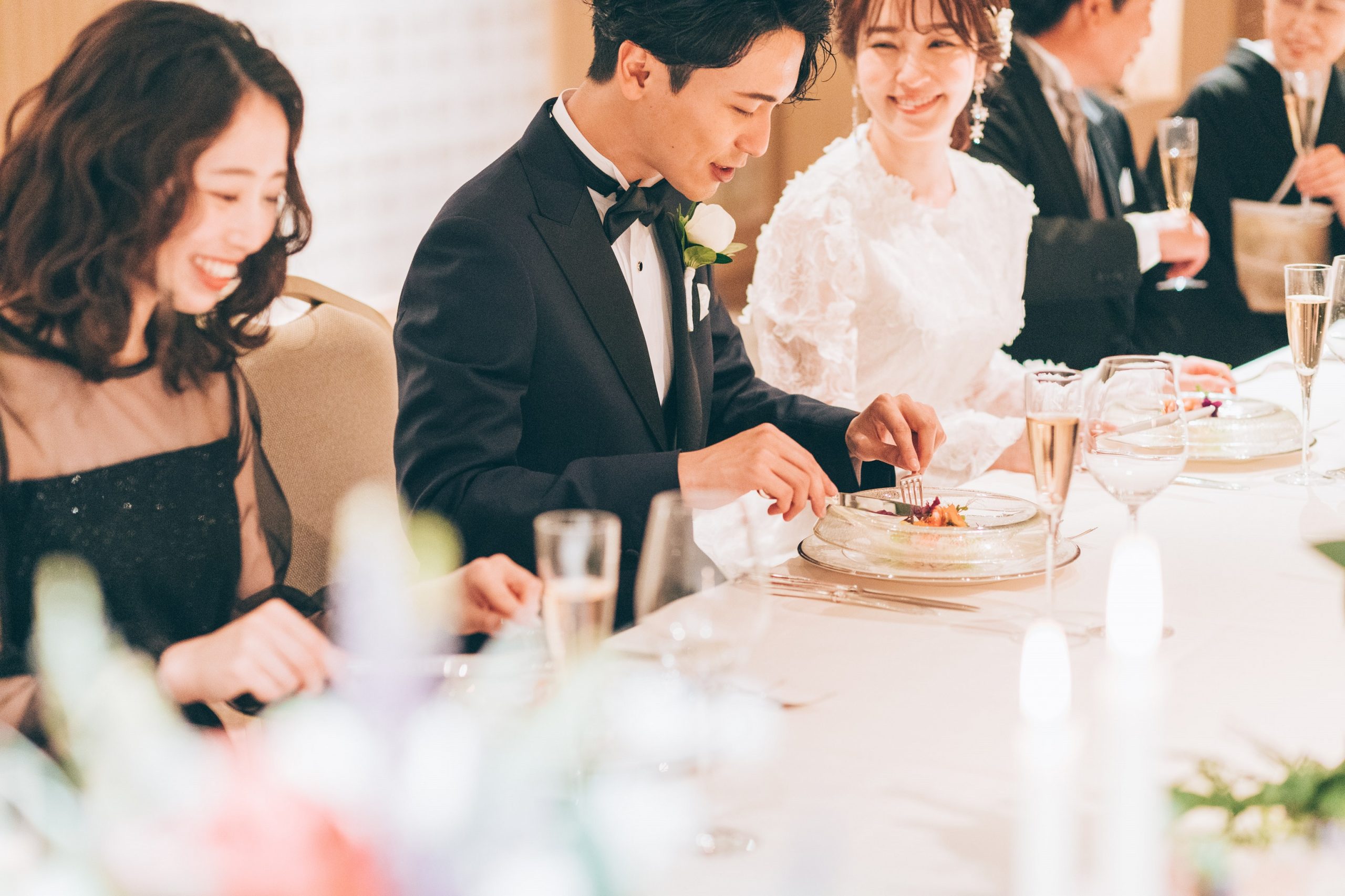 披露宴の食事シーン